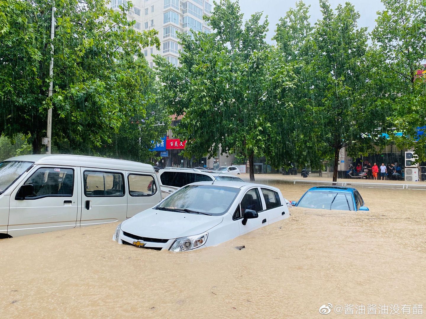 河南郑州普降暴雨，当地气象台多次发布暴雨红色预警。暴雨导致停靠路边的多辆车被淹没。（微博@酱油酱油没有醋）