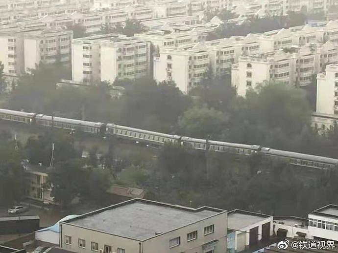 郑州暴雨致路基下沉，一辆列车发生倾斜，乘客已转移（组图） - 2