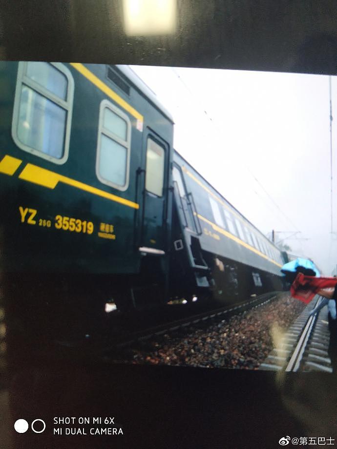 郑州暴雨致路基下沉，一辆列车发生倾斜，乘客已转移（组图） - 1