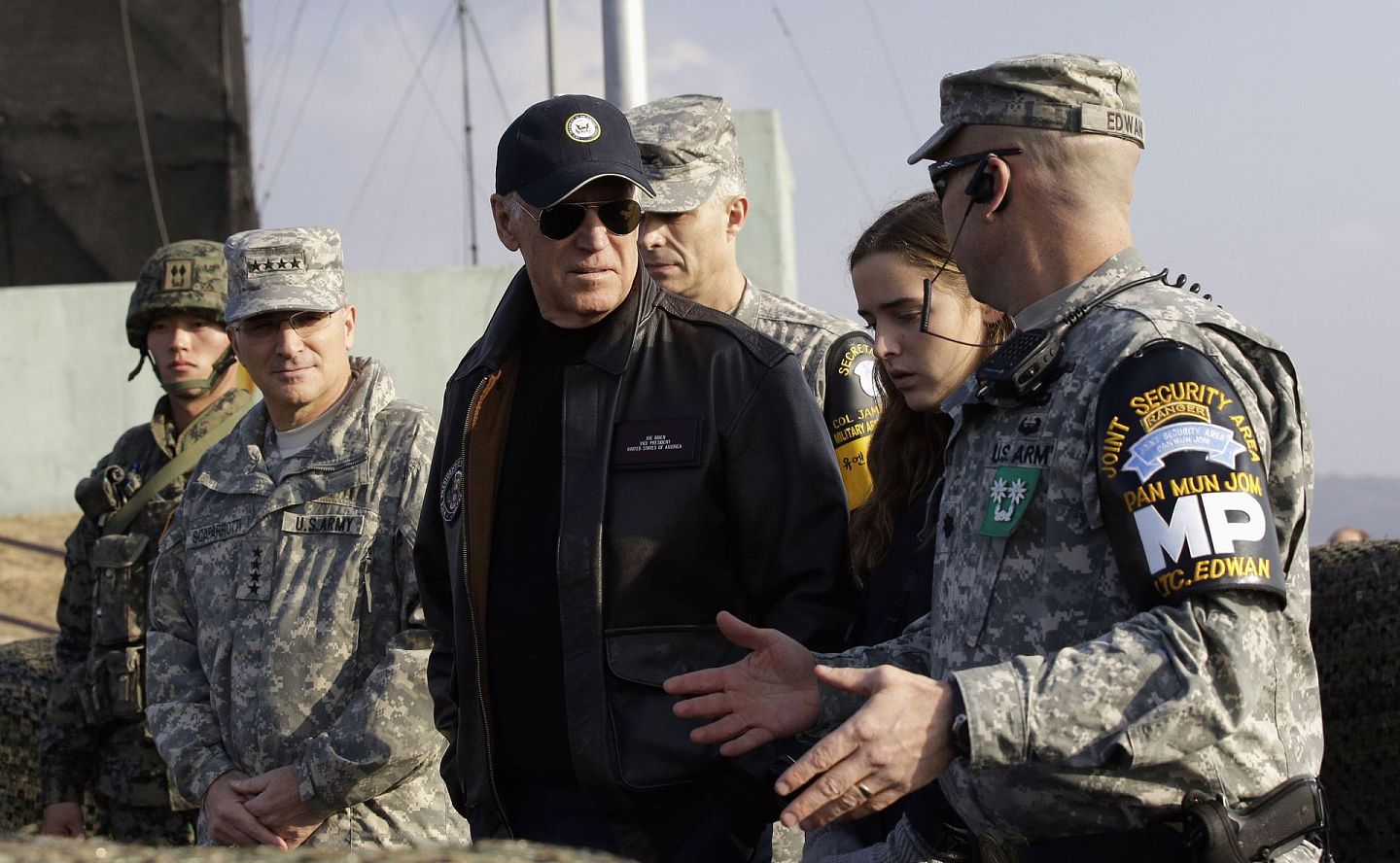 2013年12月7日，时任美国副总统拜登和美韩联合军队中的美国军队将领柯蒂斯（Curtis Scaparrotti）在板门店一道参观非军事区，非军事区是韩国和朝鲜的界限。（路透社）