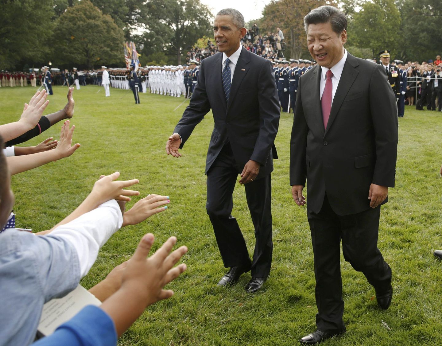 2015年9月25日，美国时任总统奥巴马在白宫南草坪举行隆重仪式，欢迎习近平对美国进行国事访问。图为检阅仪仗队后，奥巴马和习近平走向欢迎队伍。（路透社）