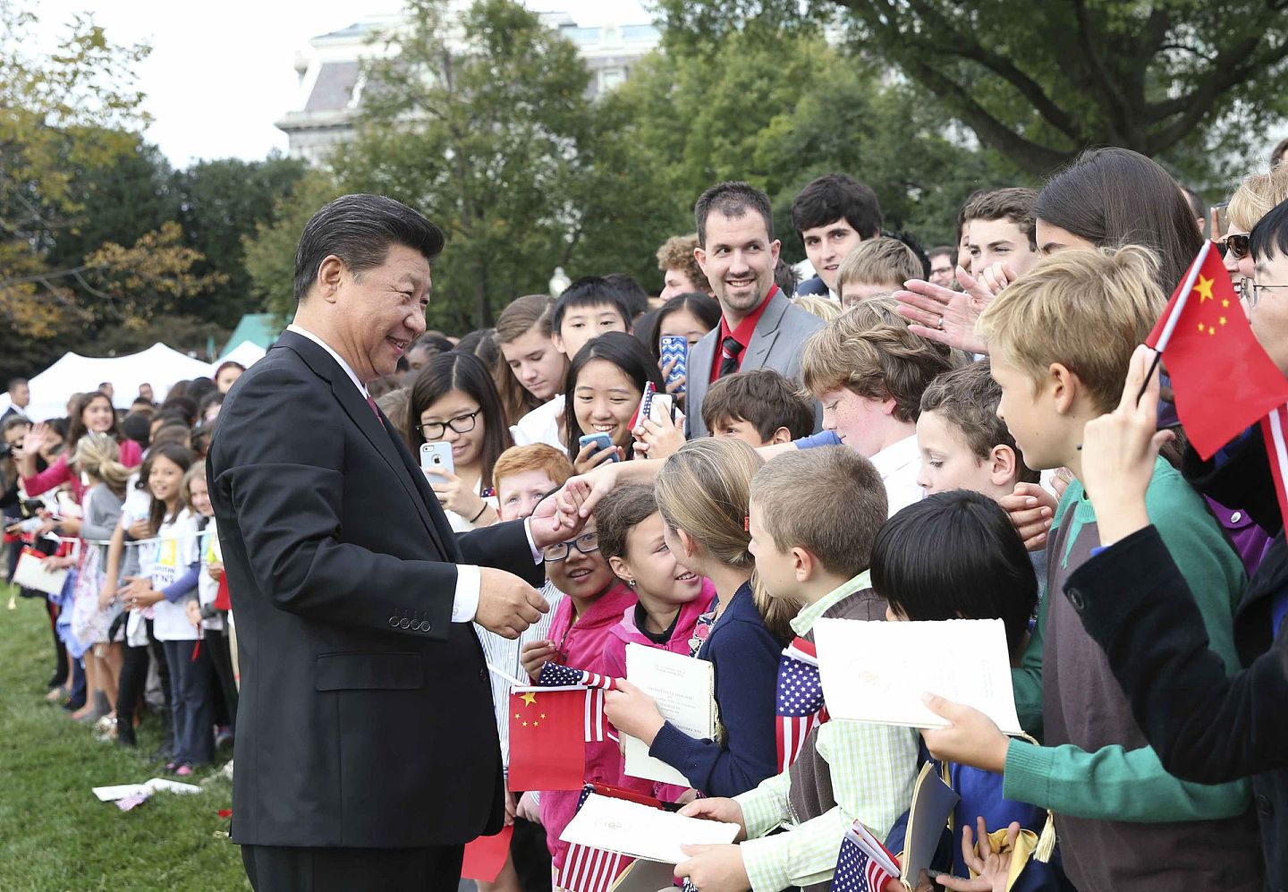 2015年9月25日，中国国家主席习近平在华盛顿白宫南草坪出席美国时任总统奥巴马举行的欢迎仪式。 （新华社）