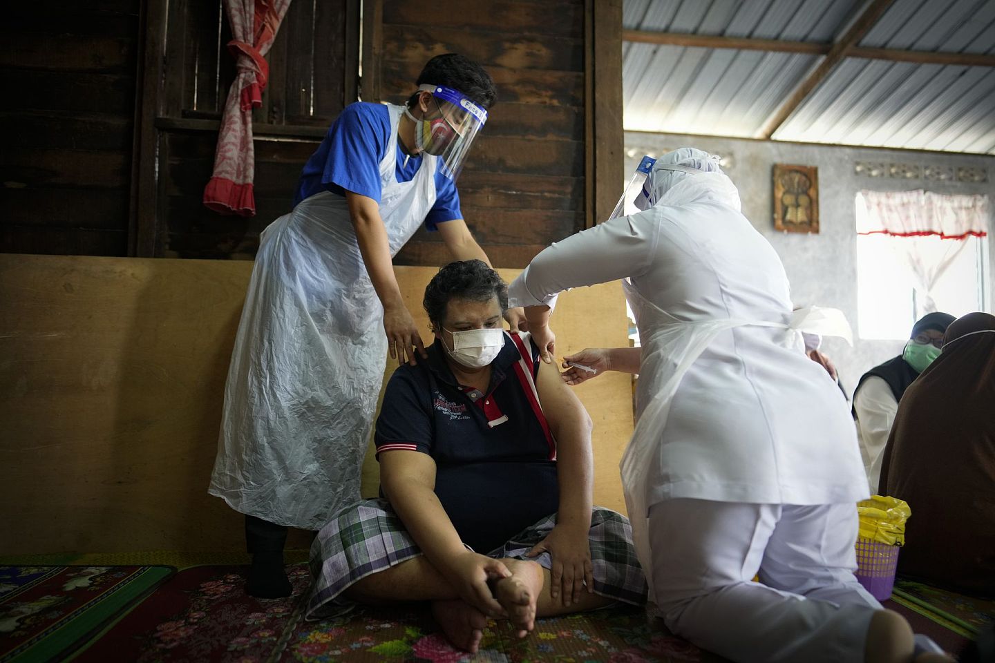 新冠肺炎疫情持续，图为7月13日，马来西亚雪兰莪州一名长者在接种新冠疫苗。（AP）