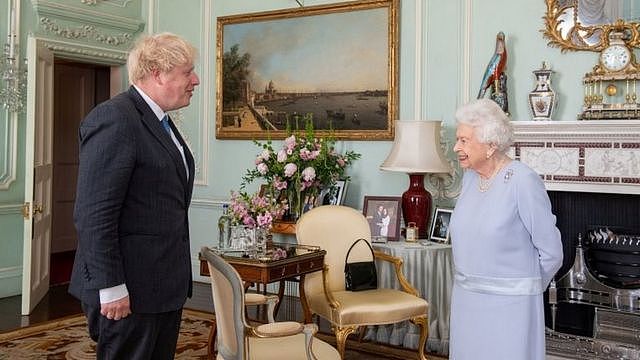 约翰逊（左）在白金汉宫觐见女王（右）（23/6/2021）