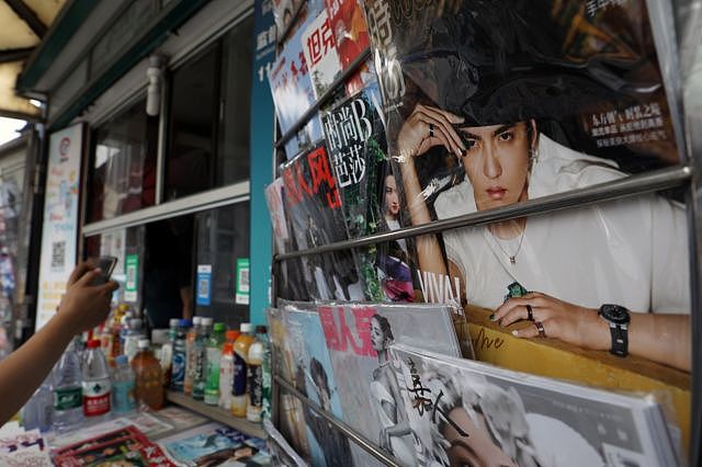 一家报刊店摆放着封面印有吴亦凡的时尚类杂志。