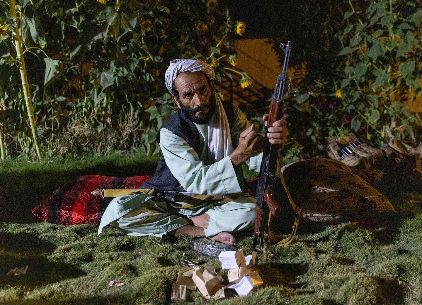 2021 年 7 月 12 日，阿富汗坎大哈省，阿富汗特种部队在对塔利班的作战任务中访问地区中心时，一名武装人员正在装载他的步枪。（Reuters）