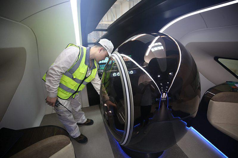 图为技术人员在列车驾驶室进行设备操作演示。 （中新社）