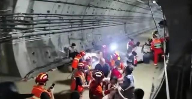 郑州地铁雨水倒灌致12名乘客遇难：车厢外水1米多高，有人交代后事（视频/组图） - 1