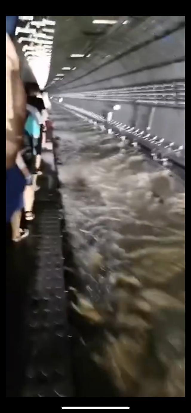 郑州地铁雨水倒灌致12名乘客遇难：车厢外水1米多高，有人交代后事（视频/组图） - 3