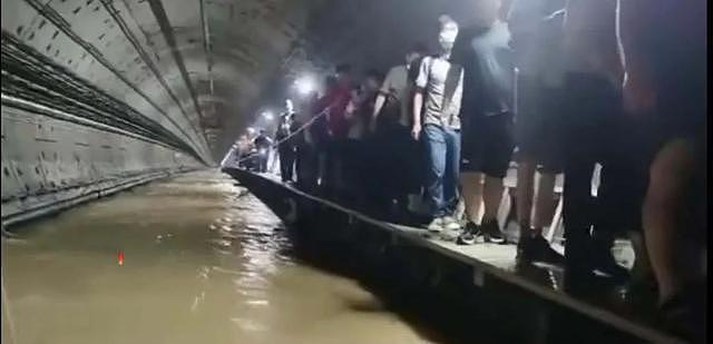 郑州地铁雨水倒灌致12名乘客遇难：车厢外水1米多高，有人交代后事（视频/组图） - 4