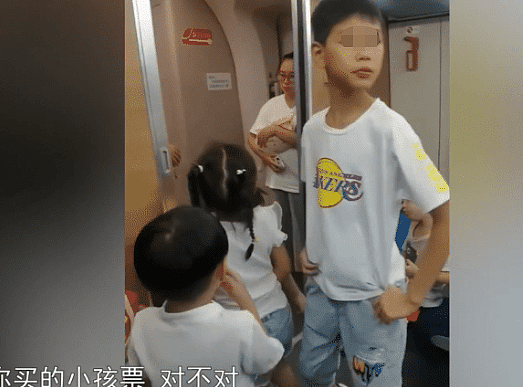女子坐火车带6个小孩占一排座，坚决拒绝补票，称孩子不是自己的（视频/组图） - 1