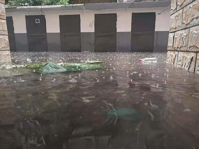 亲历郑州暴雨的市民：地下室全部被淹，我联系不上爸妈（组图） - 3