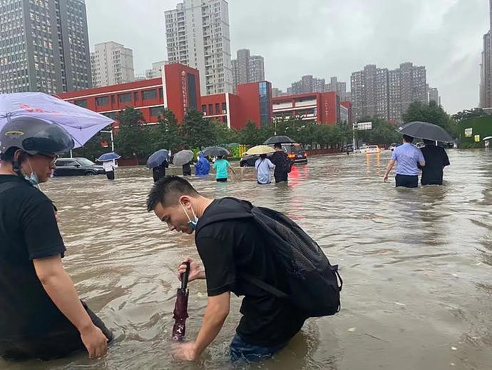 亲历郑州暴雨的市民：地下室全部被淹，我联系不上爸妈（组图） - 1