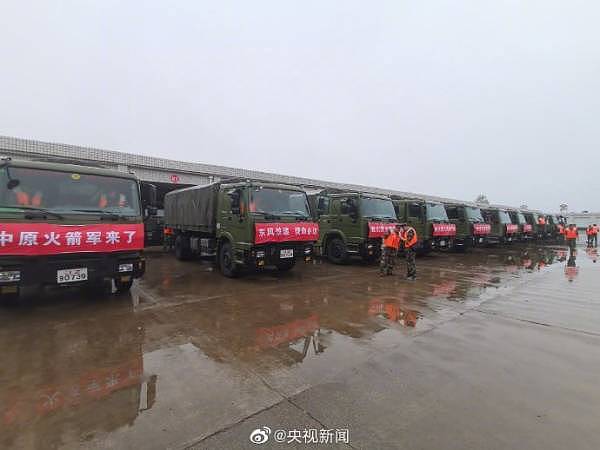 郑州遭遇罕见暴雨，民众互助留下无数感动瞬间