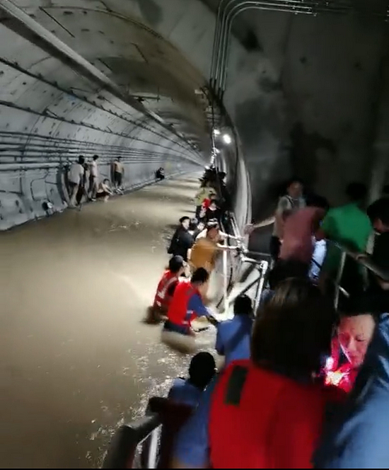 郑州地铁5号线生死3小时：水如浪涌来，一切抢险准备和成果瞬间冲毁，500多人水深齐肩陷入绝望（视频/组图） - 1