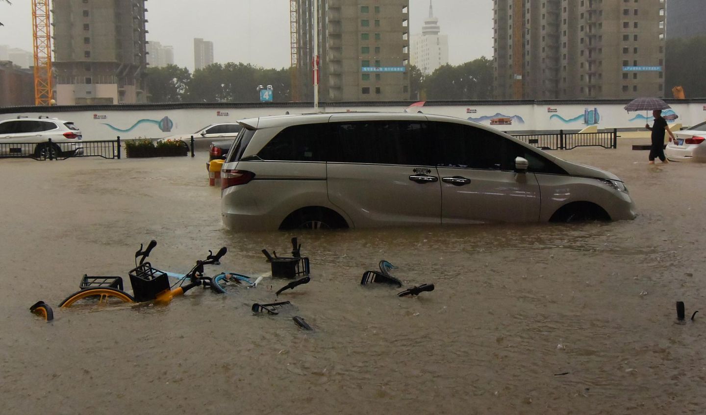 郑州遭遇历史极值暴雨      7月20日，车辆在郑州市街头被淹。      7月20日，记者从河南省郑州市防汛抗旱指挥部获悉，郑州市受强降雨影响，单日降雨量突破历史极值（建站以来），单小时降雨量超过日历史极值。降雨造成郑州市区严重内涝，市内交通中断，多处小区停水停电。      新华社记者 朱祥 摄
