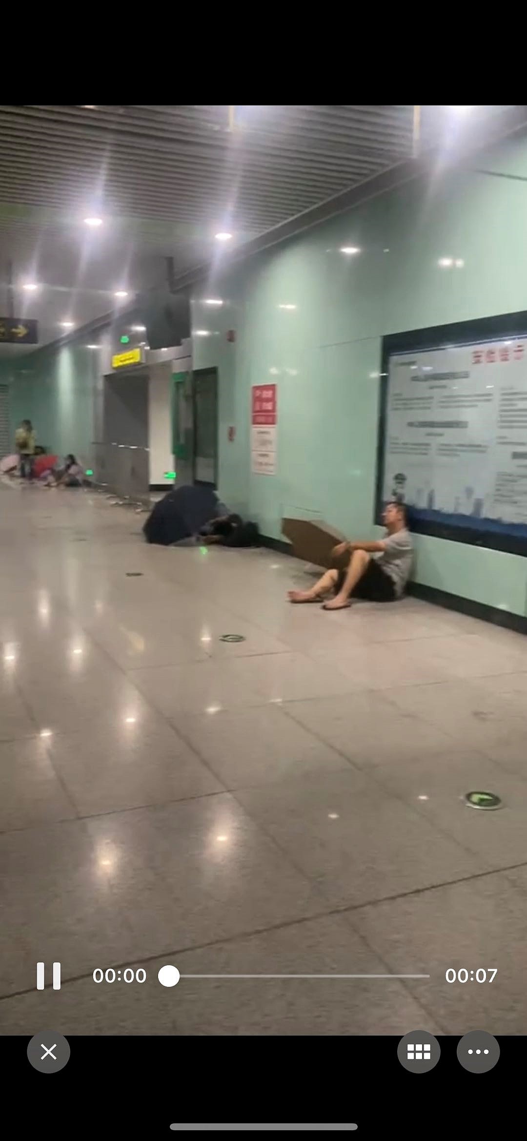 郑州地铁死亡12人，5号线亲历者：耳边出现“姐你醒醒”“老公你醒醒”呼喊