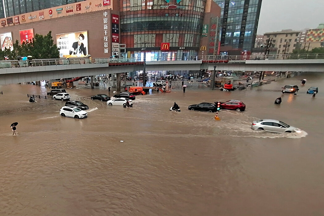 周二，中国河南省省会郑州的街道被洪水淹没。