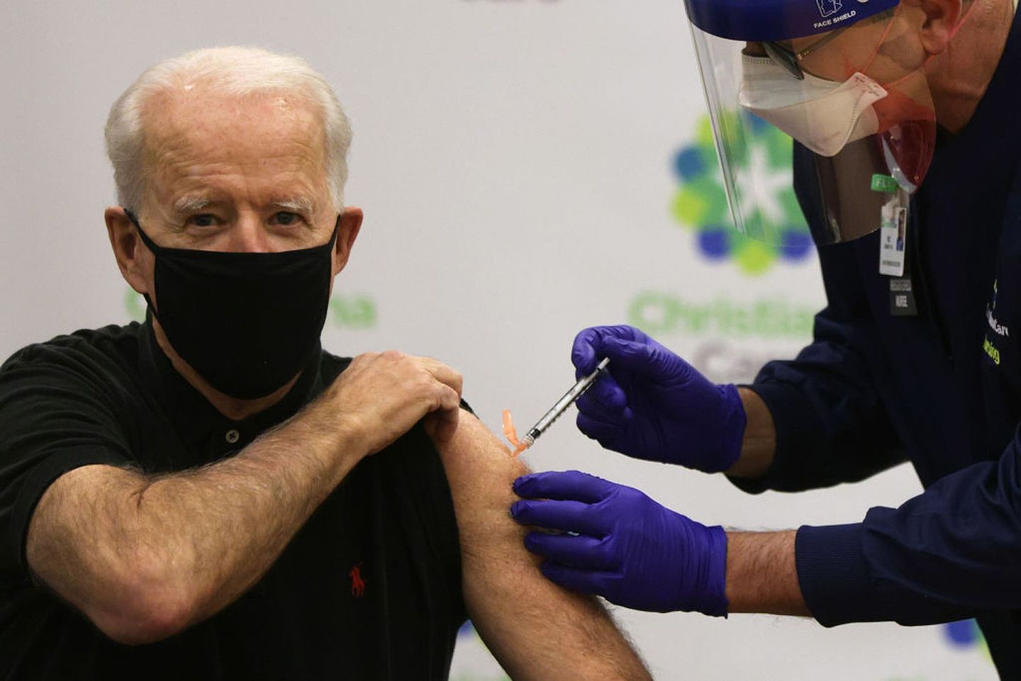 如何从疫情中快速恢复过来是美国的当务之急。图为拜登接种疫苗。（Getty Images）