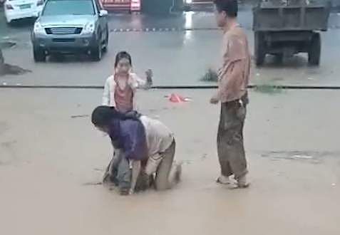 25死7失联，河南遭遇罕见暴雨，今天的微博我不敢看（组图） - 11