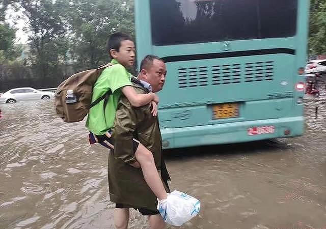 25死7失联，河南遭遇罕见暴雨，今天的微博我不敢看（组图） - 23