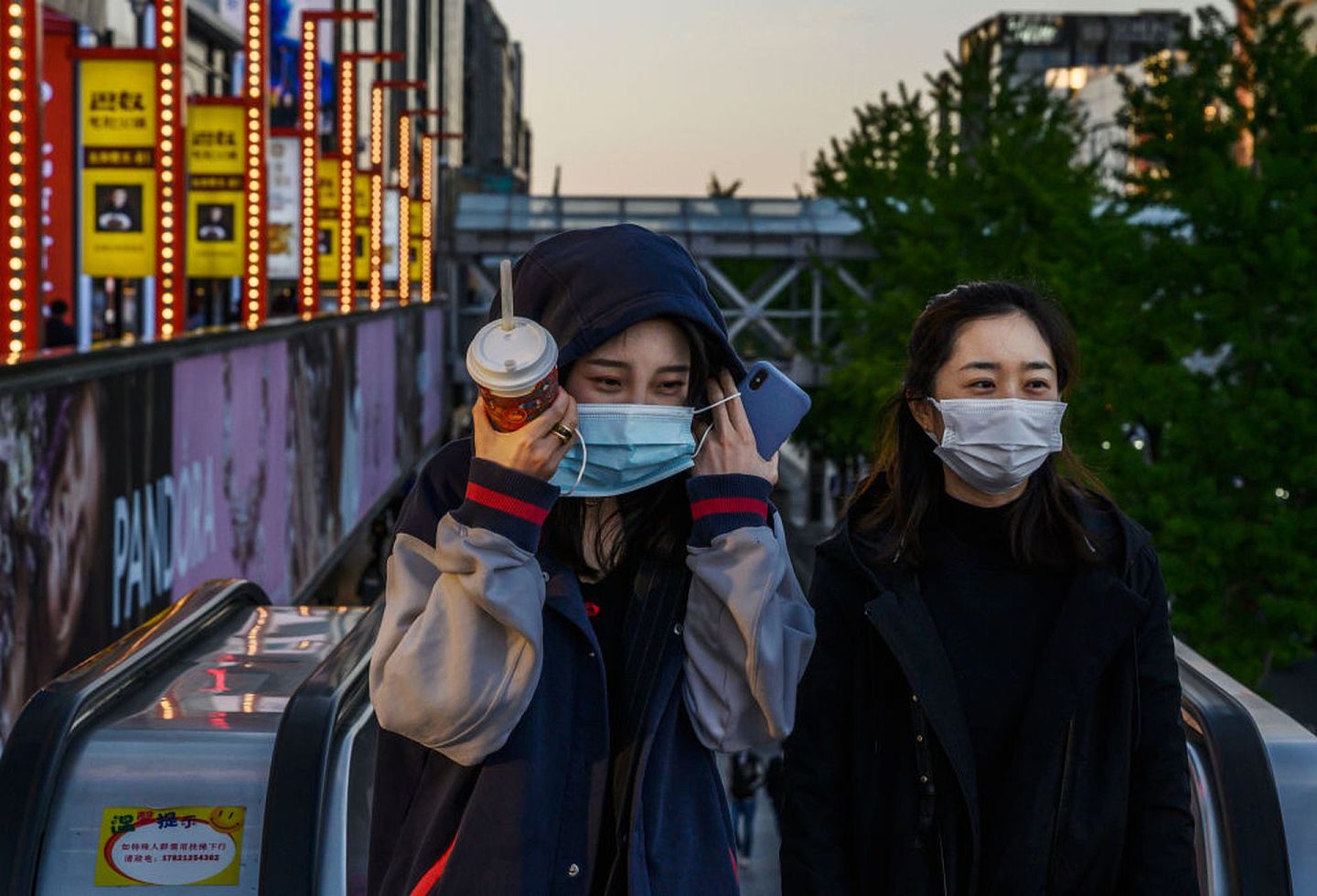 4月22日，北京街头。自1月25日开始落实的封城措施正逐渐放开。（Getty）