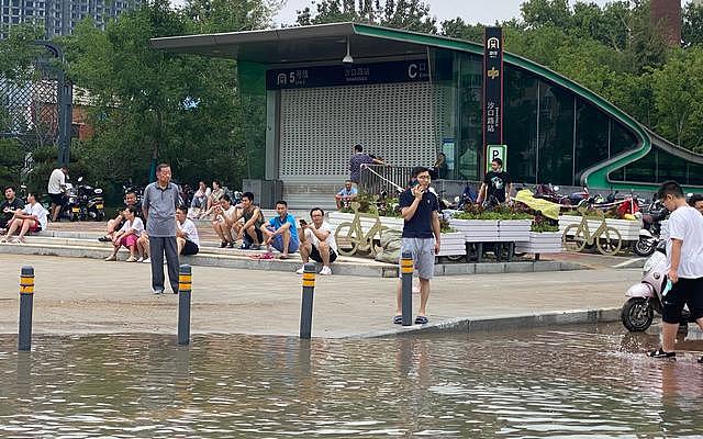 河南暴雨：在车厢里给大家鼓劲儿的她，掉了队（视频/组图） - 1