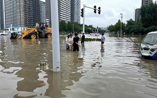 河南暴雨：在车厢里给大家鼓劲儿的她，掉了队（视频/组图） - 3