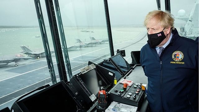 英国首相鲍里斯·约翰逊参观伊丽莎白女王号航空母舰
