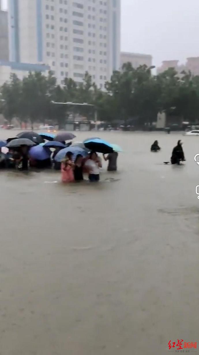 郑州暴雨生死亲历：被困高速3小时，洪水湍急漫到胸口，我不能被漩涡吞掉（组图） - 3