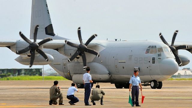 2009年到台湾协助救灾的美国C-130运输机，只有在机翼下方的机身可以隐约看见