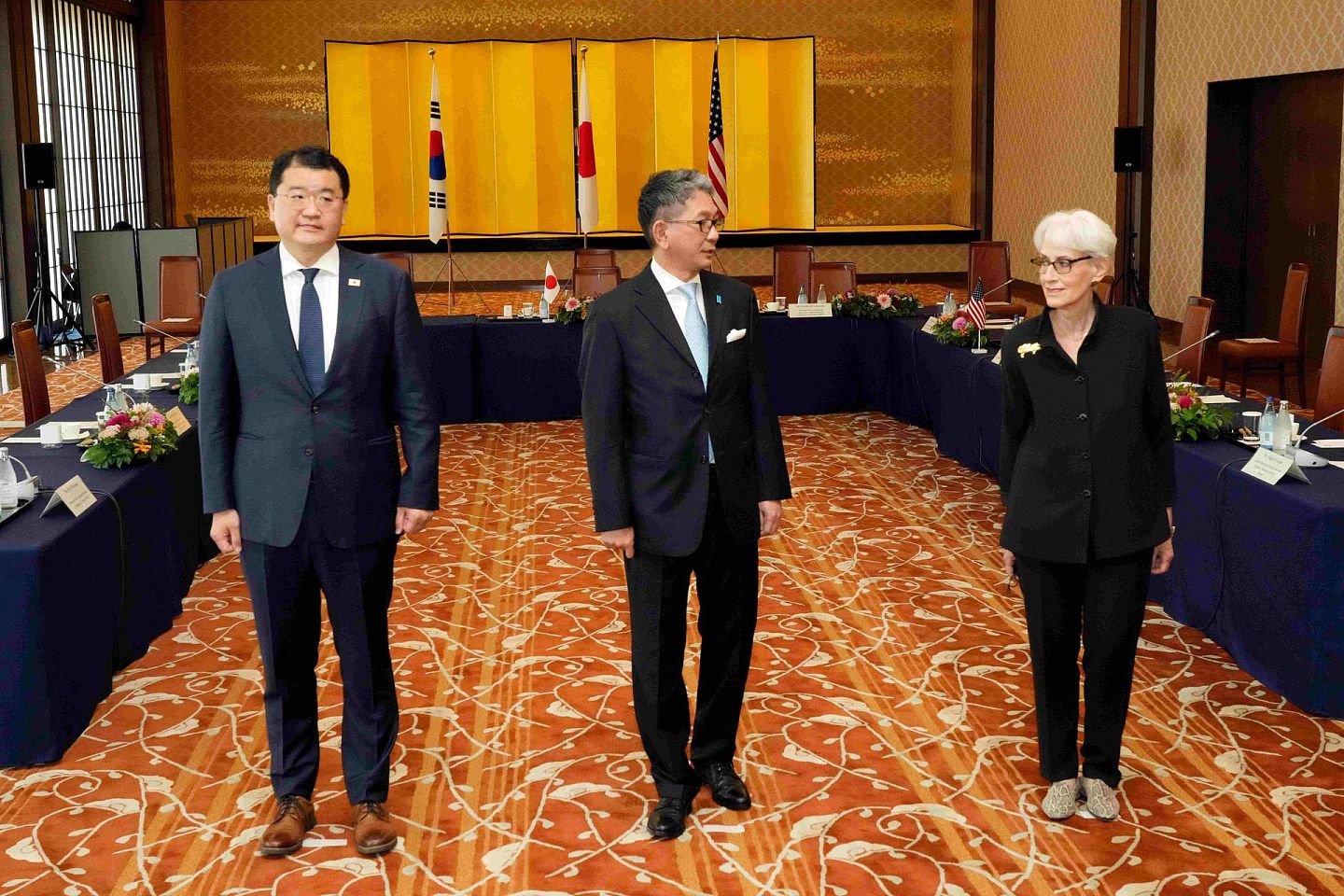 三国的外交官员出席了这次会议。（AP）
