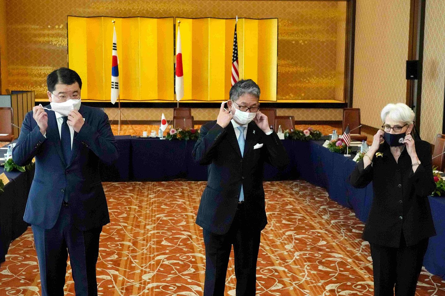 美国常务副国务卿舍曼（右）与日本副外相森健良（中）以及韩国外交部副部长崔钟建（左）出席了会议。三位官员提到了维护台湾海峡和平与稳定的重要性。（AP）