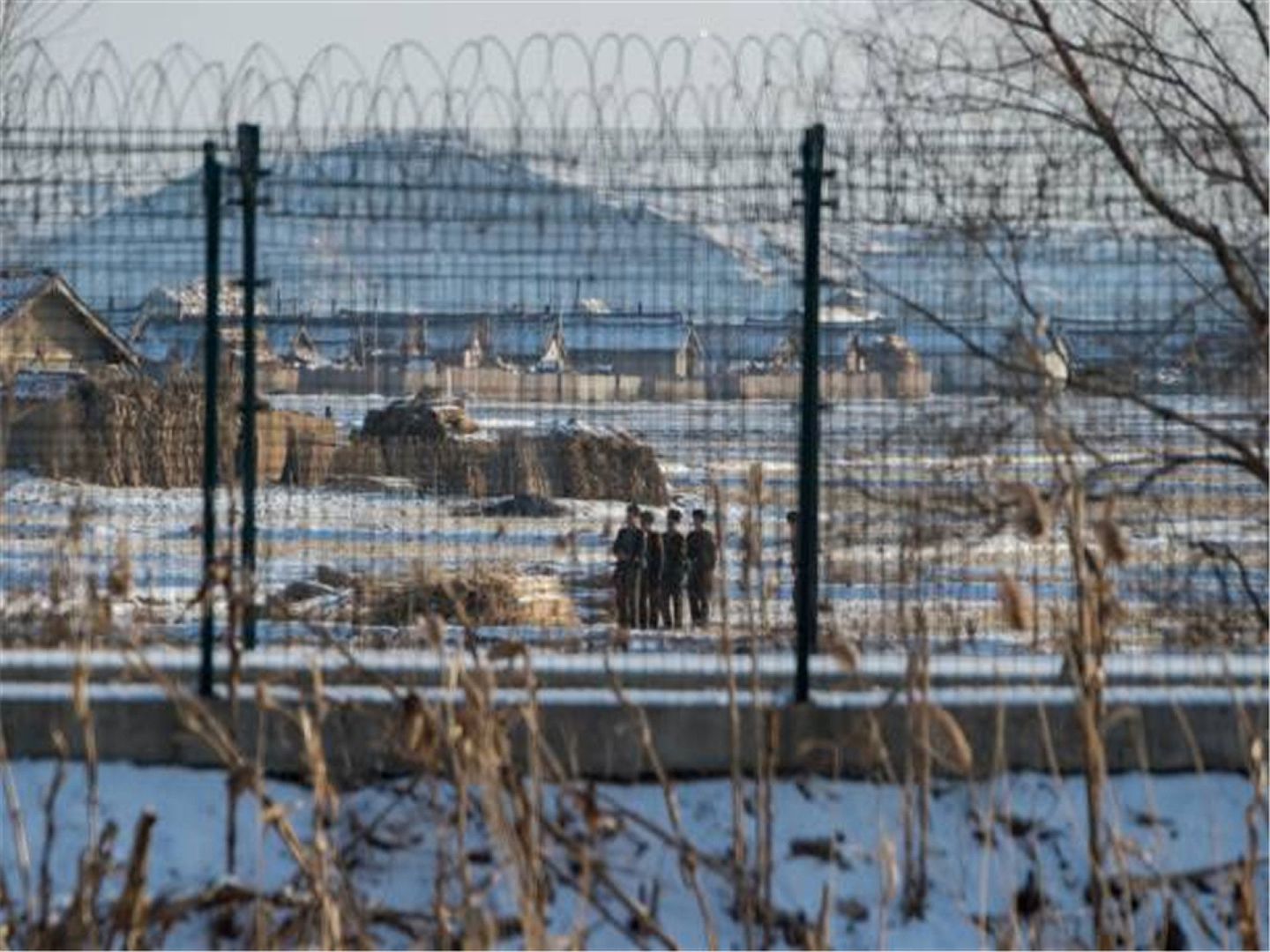 2018年1月10日，在中国辽宁丹东市对面的朝鲜新义州，朝鲜士兵正在进行训练。中国加强了中朝边境的安全，安装了新的监控摄像头。（Getty）