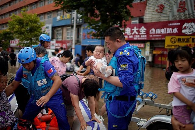 郑州的志愿者帮助疏散民众。