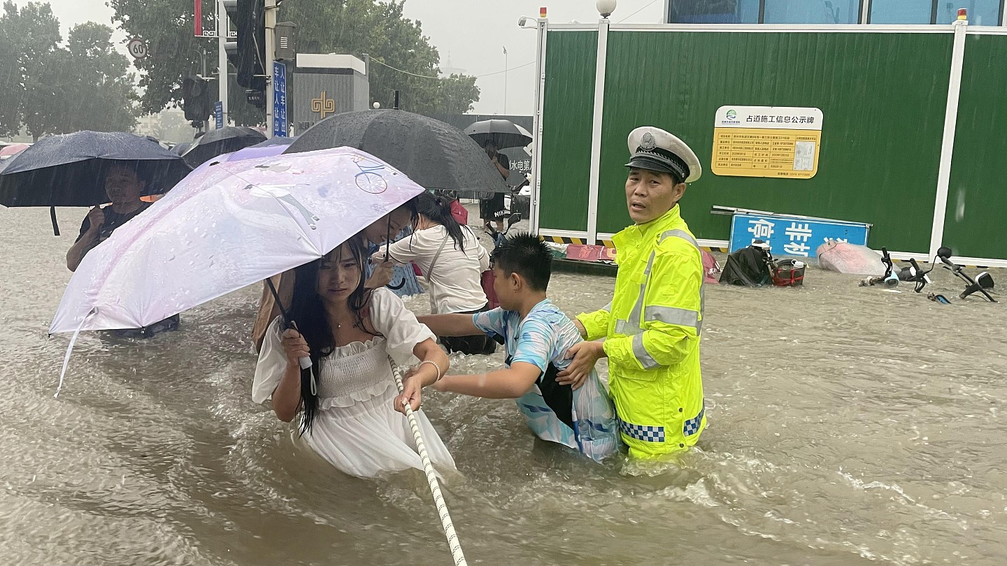 ▲▼河南郑州暴雨洪灾。 （图／路透社）