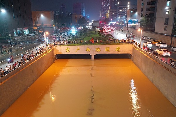 河南郑州暴雨，京广路隧道5分钟淹平。 （图／CFP）