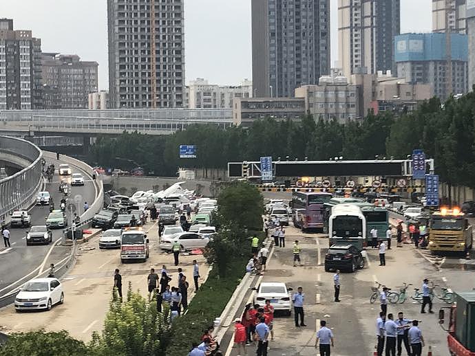 郑州京广隧道排水现场：被淹汽车露出水面，数十辆车堆叠在路面（视频/组图） - 1