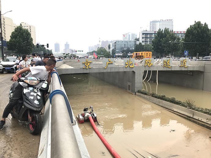 郑州京广隧道排水现场：被淹汽车露出水面，数十辆车堆叠在路面（视频/组图） - 2
