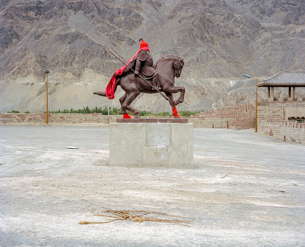 2016年，吐鲁番和乌鲁木齐之间的公路上，一座面向中国游客的民族公园内的哈萨克武士雕像。