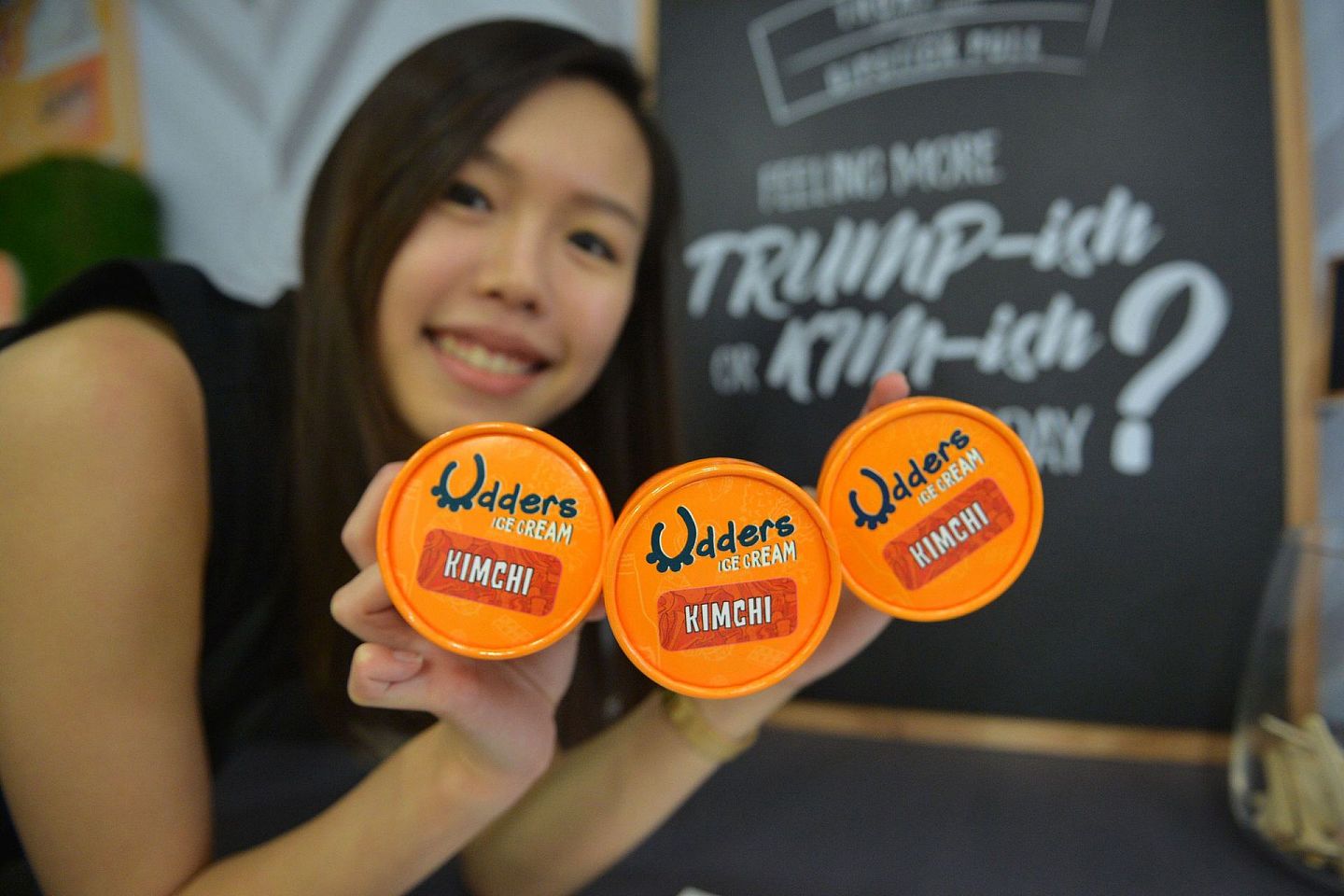 2018年6月11日，新加坡商家推出新品韩国泡菜风味冰淇淋，迎接“特金会”。（视觉中国）