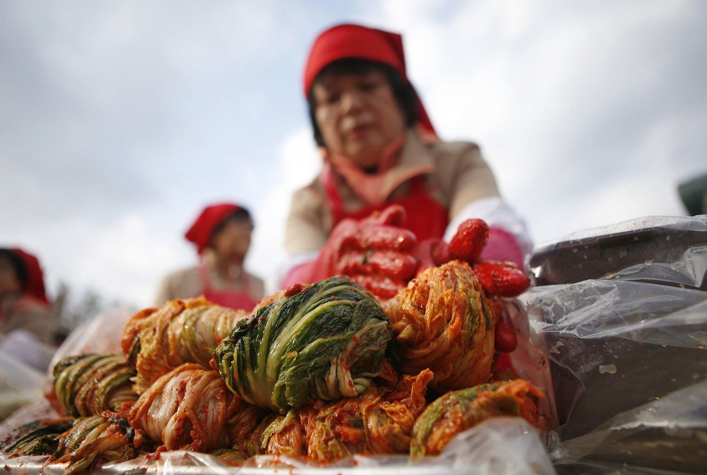 韩国大妈手工制作泡菜。（视觉中国）