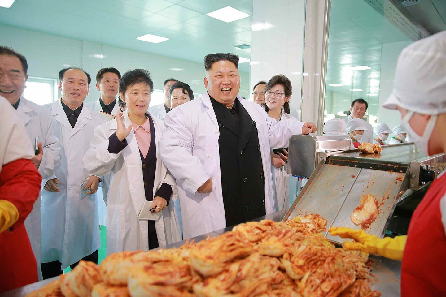 朝鲜也将泡菜视为国民美食。2017年1月12日，金正恩到访朝鲜泡菜工厂。（视觉中国）