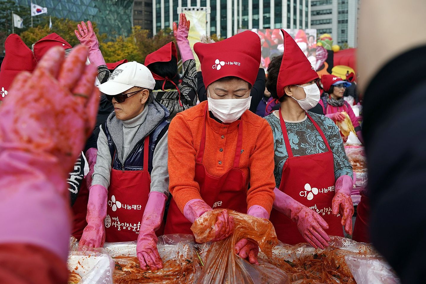 2017年11月3日，韩国首尔居民制作泡菜准备过冬。（Getty）