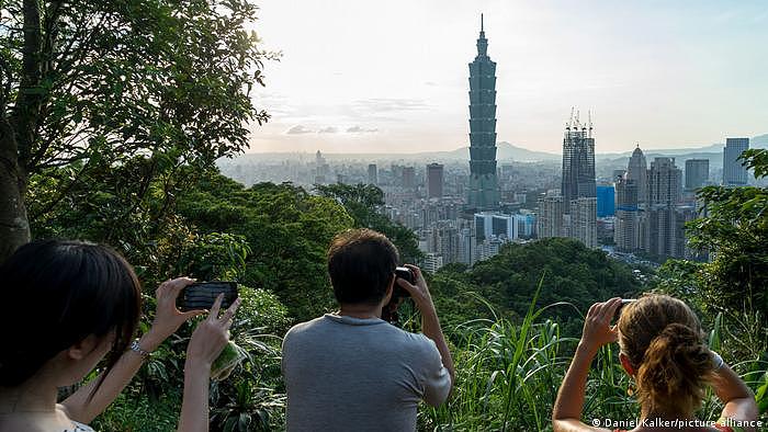 Touristen fotografieren Taiwans höchstem Wolkenkratzer