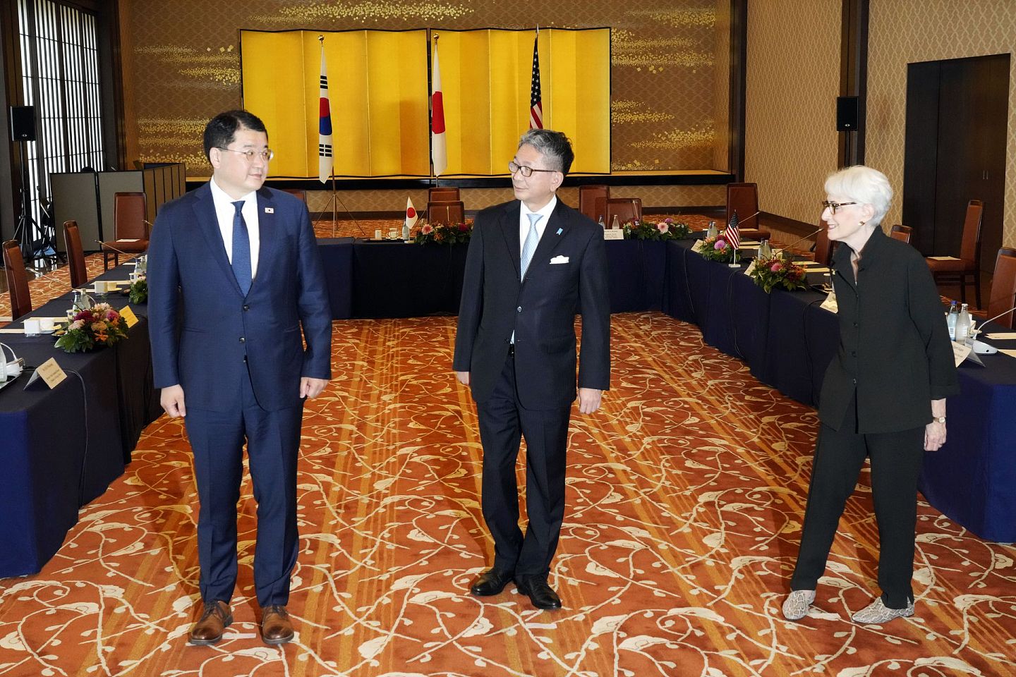 2021年7月20日，美国副国务卿舍曼（右）、日本副外务大臣森健良（中）与韩国外交部第一次官崔钟建（左）在东京举行三方会谈前相互致意。（AP）