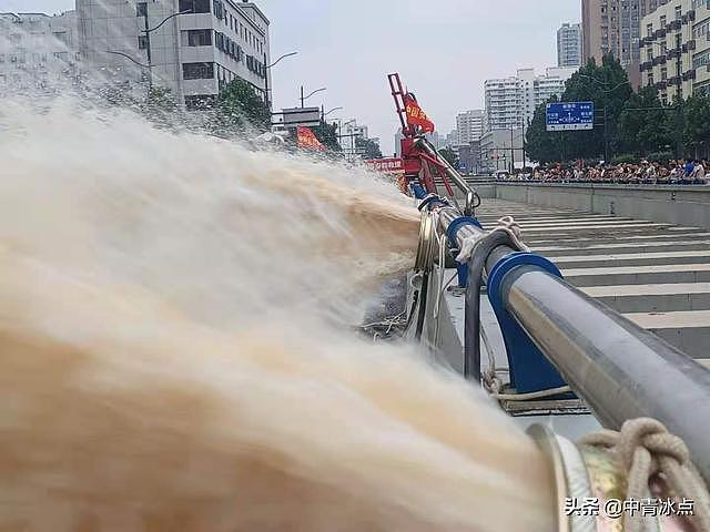 暴雨下的郑州京广北路隧道：大水几分钟淹没车子，隧道内发现遇难者（视频/组图） - 2