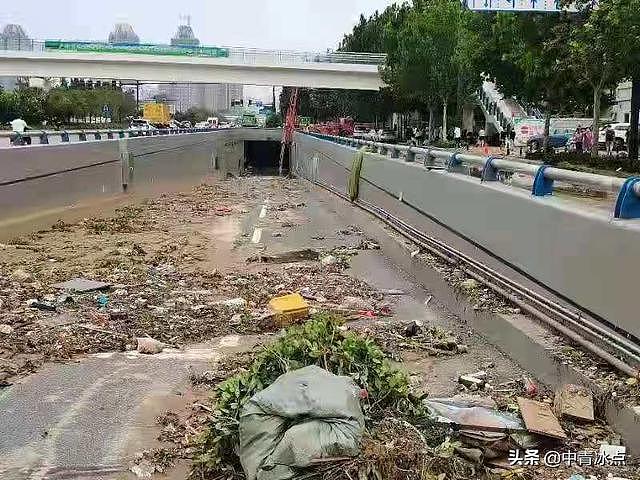 暴雨下的郑州京广北路隧道：大水几分钟淹没车子，隧道内发现遇难者（视频/组图） - 3