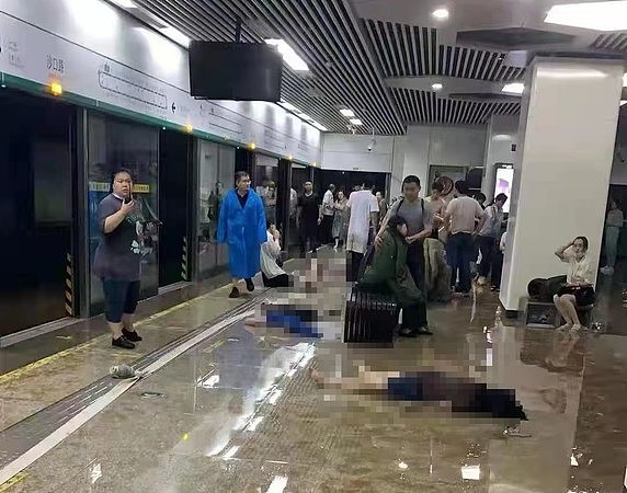 ▲▼河南省郑州发生严重豪灾，地铁站躺满尸体。（图／翻摄自Twitter@TragedyInChina）