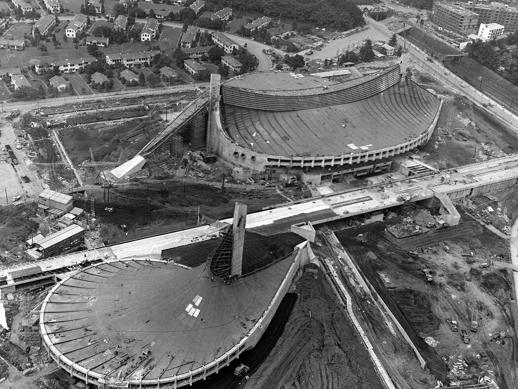 大约在1964年9月从空中拍下的日本东京国立代代木竞技场像片。